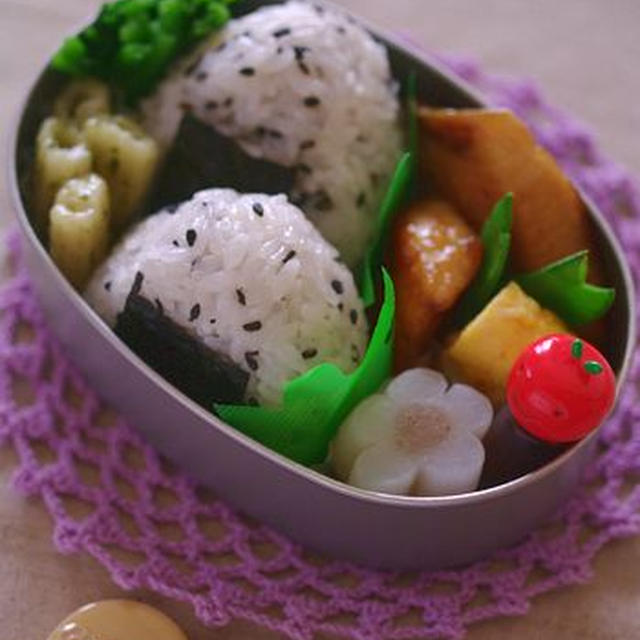 黒胡麻おにぎりのお弁当