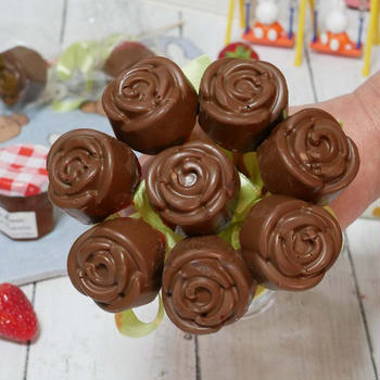 【材料2つ】いちごとチョコで作るバラの花