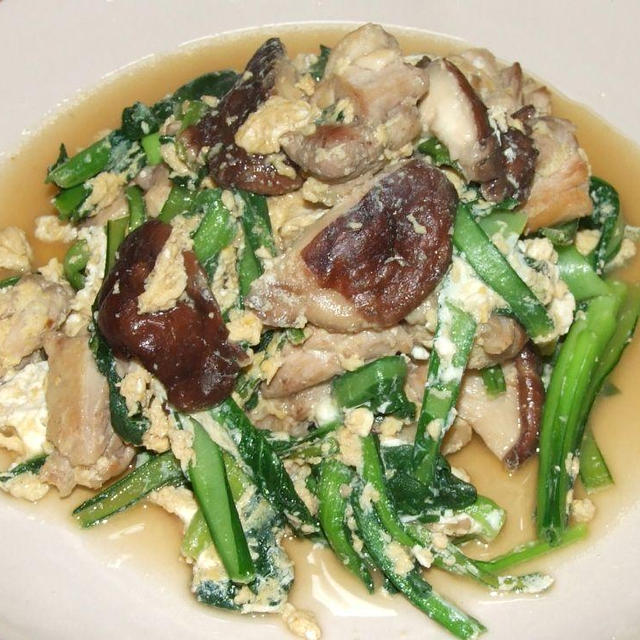 小松菜と鶏肉の卵炒めとキャベツのサラダ