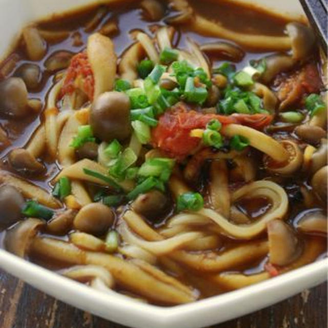 トマトとしめじの赤味噌カレーうどん