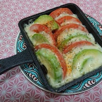 アボカドとトマトのラクレットチーズ焼き