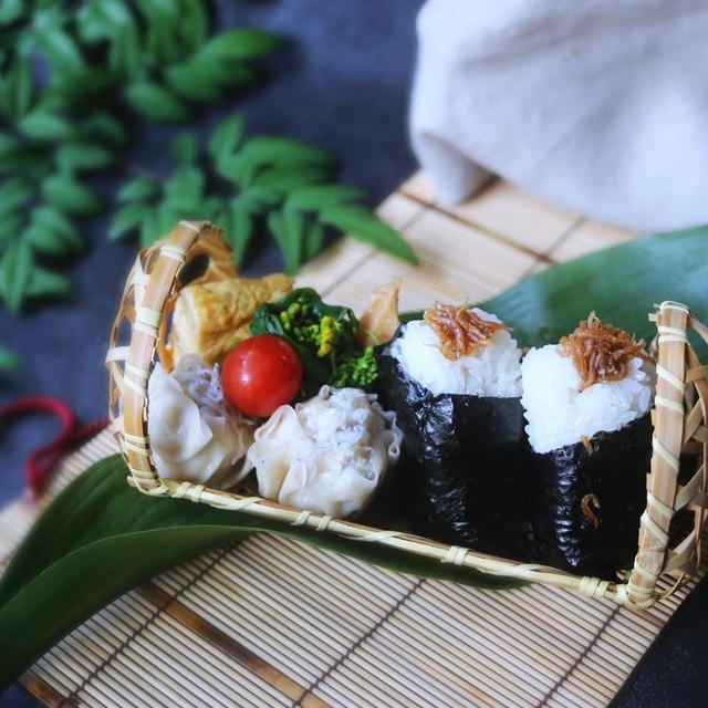 しらすの佃煮おにぎりとしらす焼売のお弁当！