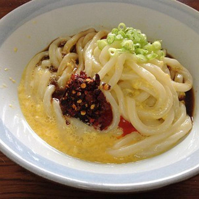 朝の麺に「中華風釜玉うどん」