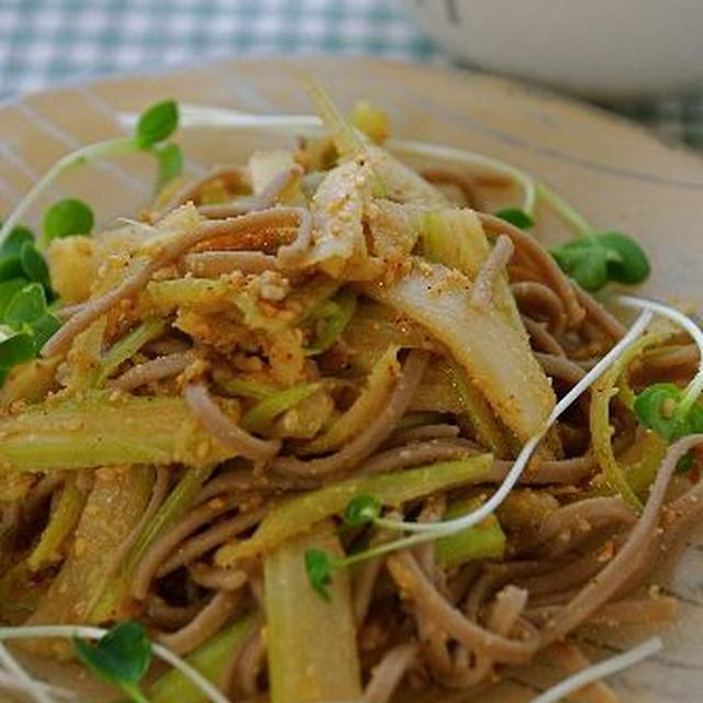 セロリと蕎麦の胡麻サラダ　