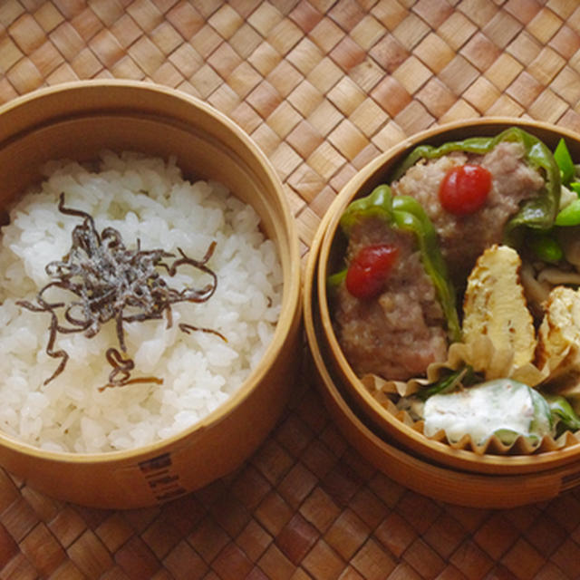 ピーマン肉詰めとしめじバター炒めの曲げわっぱ弁当