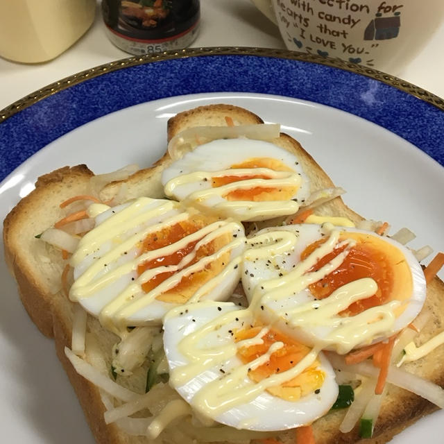 サラダチキンさらだ＆茹でタマゴのっけパン