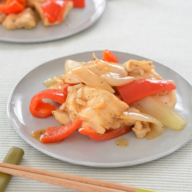 鶏肉と玉ねぎのごま油レンジ炒め。【レンジで・肉おかず・和えて加熱】