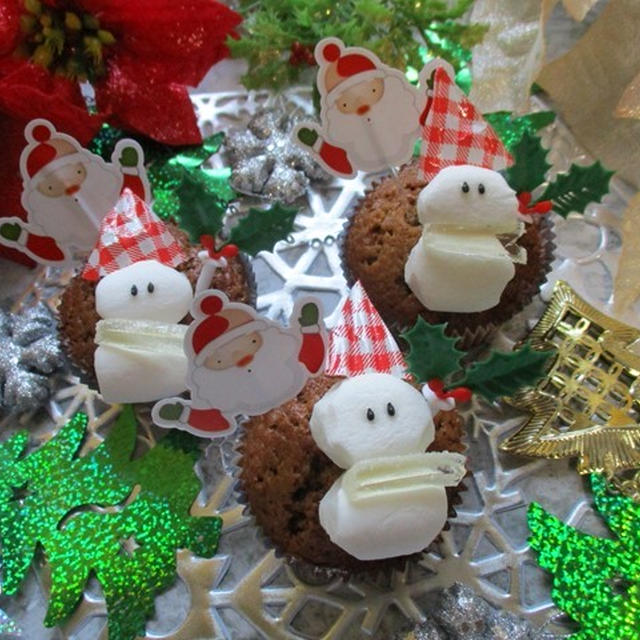 クリスマス 簡単 サンタさんとマシュマロ雪だるまさんの黒糖カップケーキ By ハッピーさん レシピブログ 料理ブログのレシピ満載