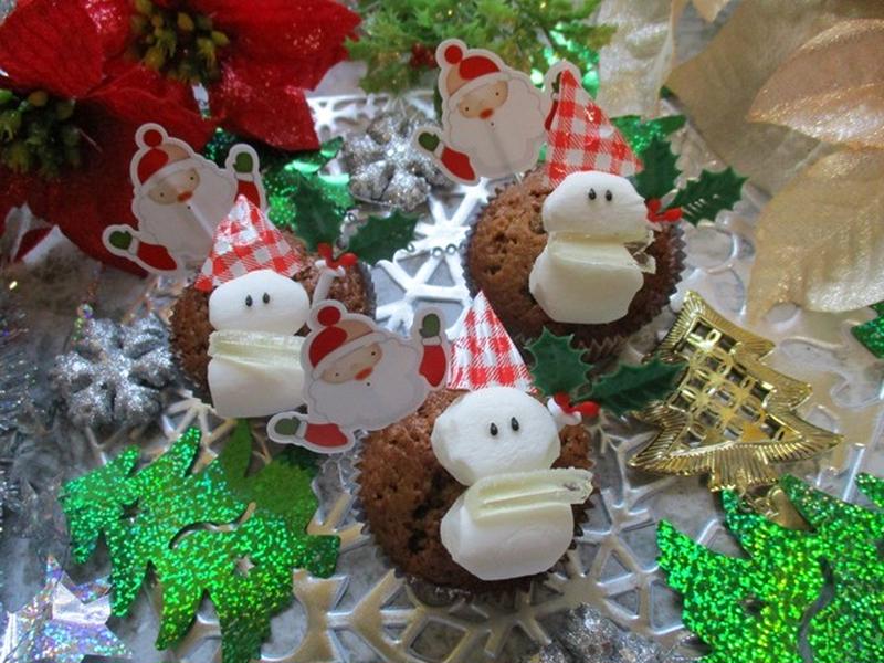 【クリスマス】簡単！サンタさんとマシュマロ雪だるまさんの黒糖カップケーキ