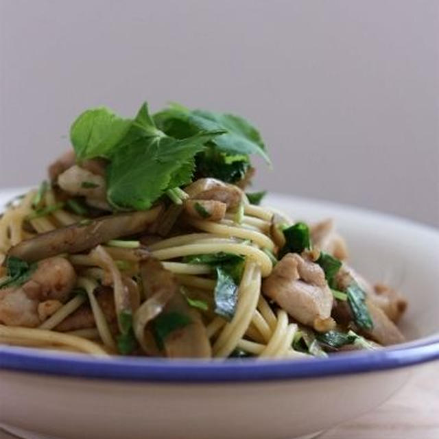 甘辛鶏とごぼう、三つ葉のスパゲティ