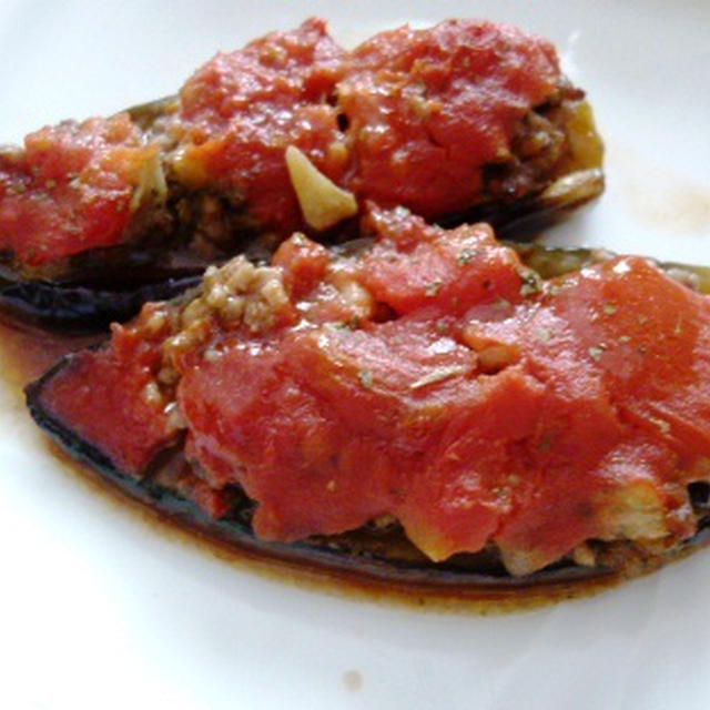 茄子の甘みと牛肉の旨味がひきたちます！ケッパーやペコリーノも効いているイタリア風「茄子の挽肉詰めオーブン焼き」