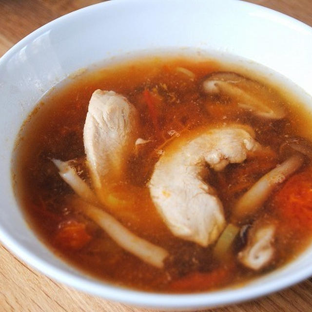 ダイエットにおすすめ！辛味と酸味、ハーブの風味が絶妙！鶏ささみとトマト、きのこのトムヤムスープ