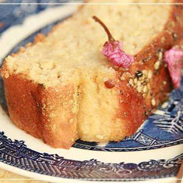 白餡ケーキの桜ごま風味