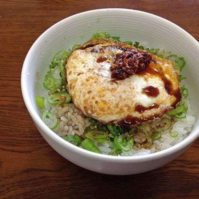 昼は炊きたてご飯で「中華風目玉焼き丼」
