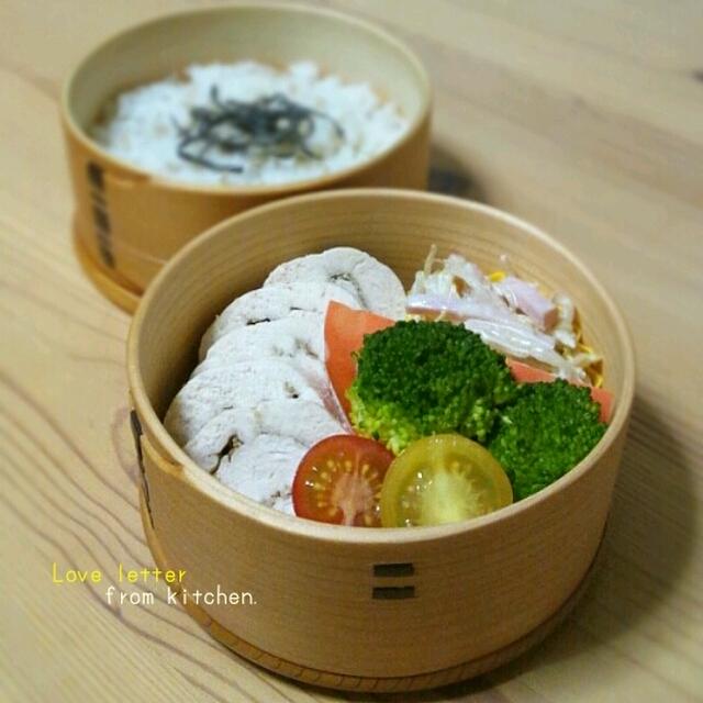 ゴマ＆胡椒の鶏ハムのお弁当。