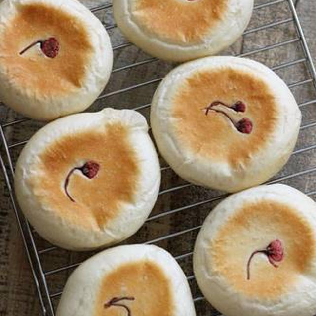 クリームチーズ入り　桜の平焼きあんぱん