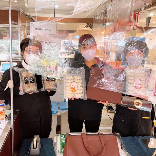 今日、私、都筑阪急で餃子の販売をします〜！！
