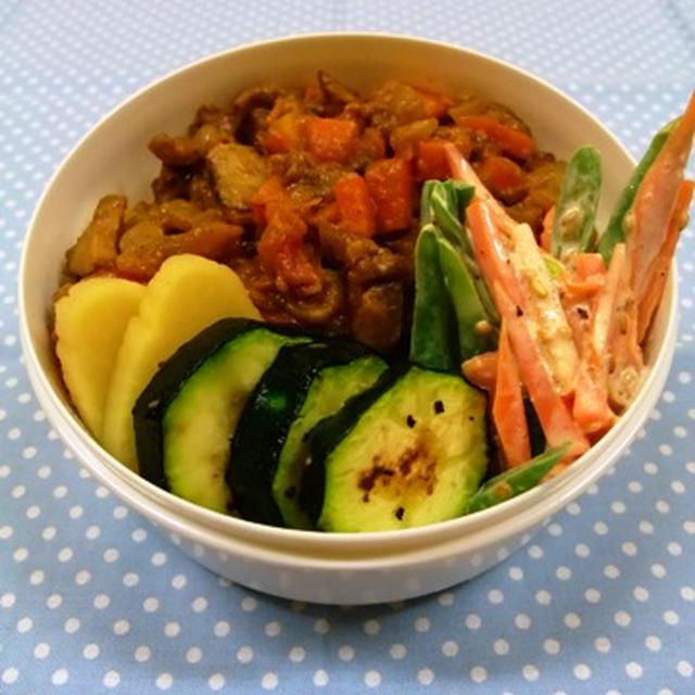 お野菜たっぷりドライカレーお弁当。