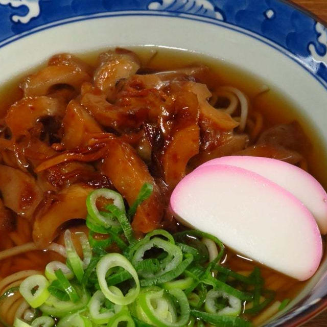 九州のおしょうゆと、九州の赤酒で甘辛く煮たニッスイの鯛だし仕立ての九州風の？焼ちくわそば？。