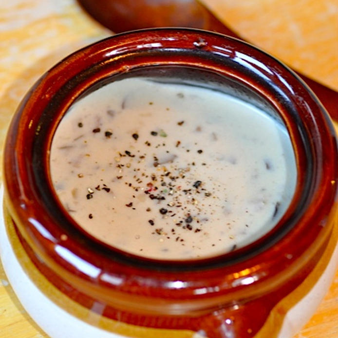 茶色の器に盛り付けたマッシュルームのクリームスープ