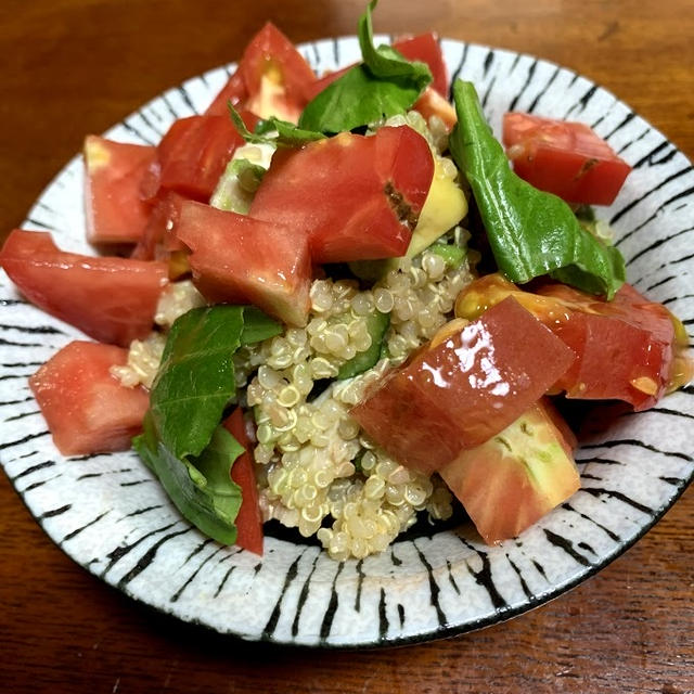 蒸し鶏たっぷりでコストコ風キヌアサラダ