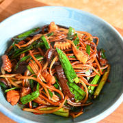 イカと野菜のピリ辛黒焼きそば。中国醤油(たまり醤油)と中華のスパイスが味の決め手の簡単焼きそば。