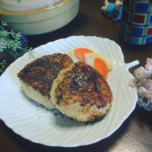 ご飯が余ったら☆甘味噌ダレつけ♪焼きおにぎり～バジルかけ～