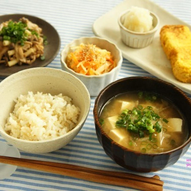 きのことマカロニの胡麻和え、セロリとにんじんの塩麹きんぴら＠朝ごはん