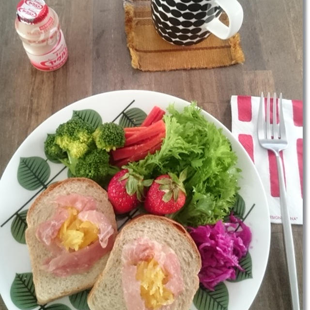 柚子ジャムと生ハムとトッピングして５つ子パン