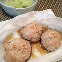 今日もレンジで包み蒸し 「とりつくねの椎茸かさ蒸し」。
