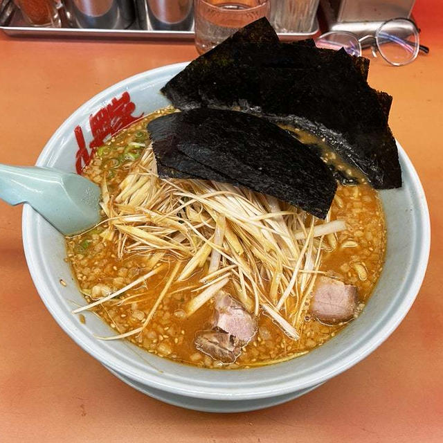 特製味噌ネギラーメン中盛を背脂変更多めで啜る 〜海苔5枚・アプリクーポン薬味ネギ・山岡家〜