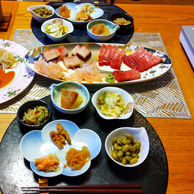 ダンナごはん！刺し盛り、豚角煮、大量のきのこ味噌汁と作り置き小鉢６品で晩酌