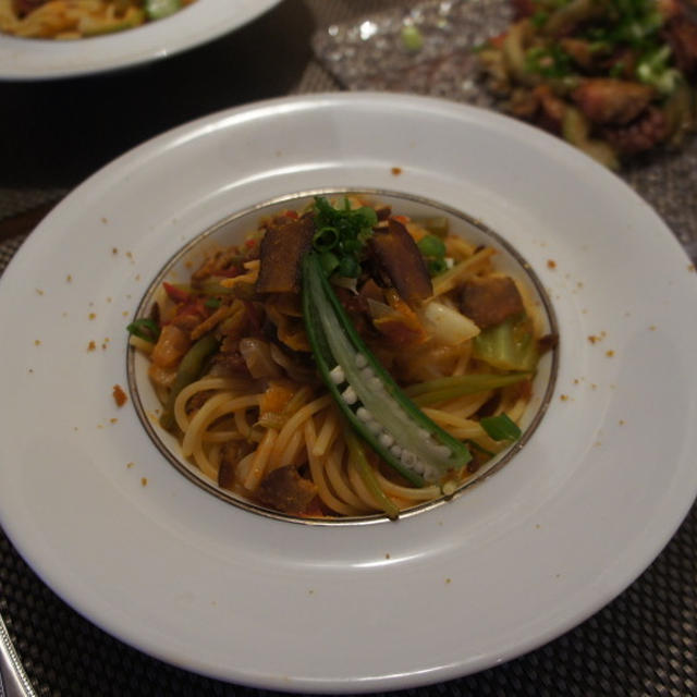 からすみとトマトとキャベツのオイルパスタ。たことキャベツ、セロリのホットサラダ。
