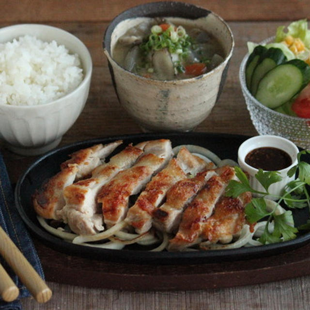 平日は肉を焼くだけチキンステーキがラクうまです！