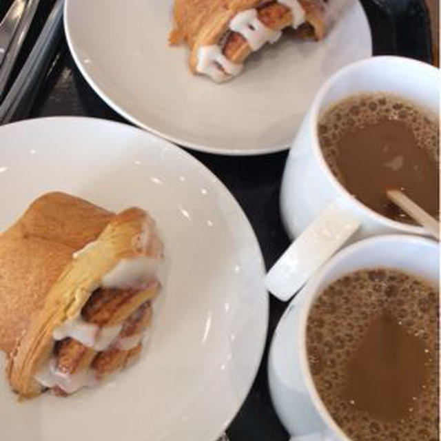 スタバのシナモンロールを半分こする
