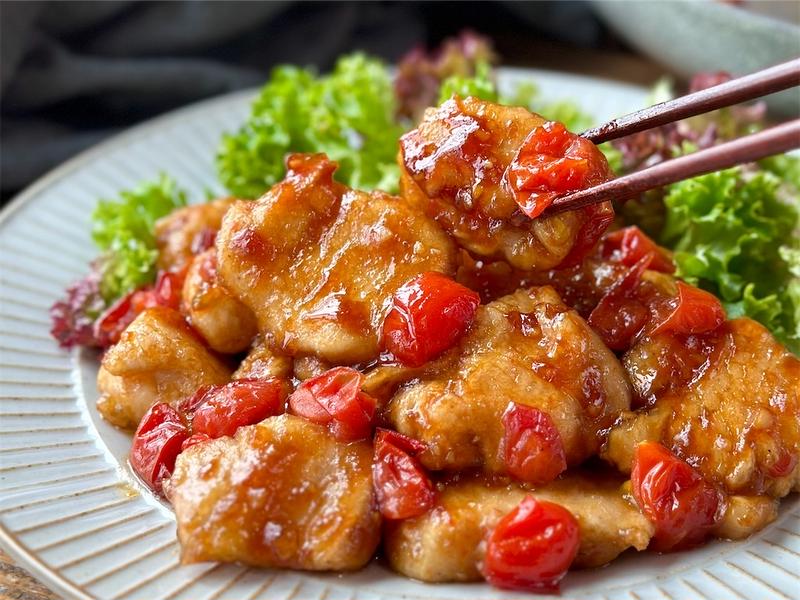 【レシピ】さっぱりやみつき♬鶏むね肉のガーリックトマト炒め♬