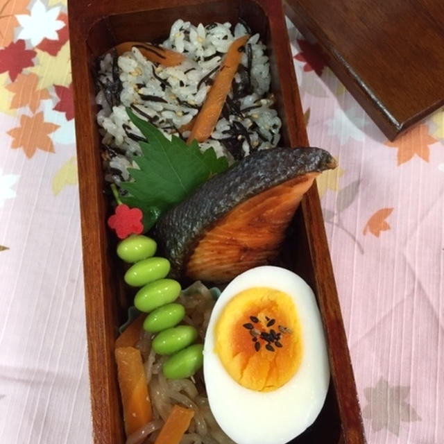 ひじきご飯と焼鮭のお弁当