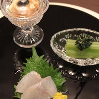 白鶴生貯蔵酒とちょい足し薬膳で一献の夜～平目の旨〆菊花酢添え。
