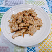 ShinSeiの「香ばし焙煎 ふりかける胡麻 おかか味」を使って、豚肉と椎茸のごま炒め