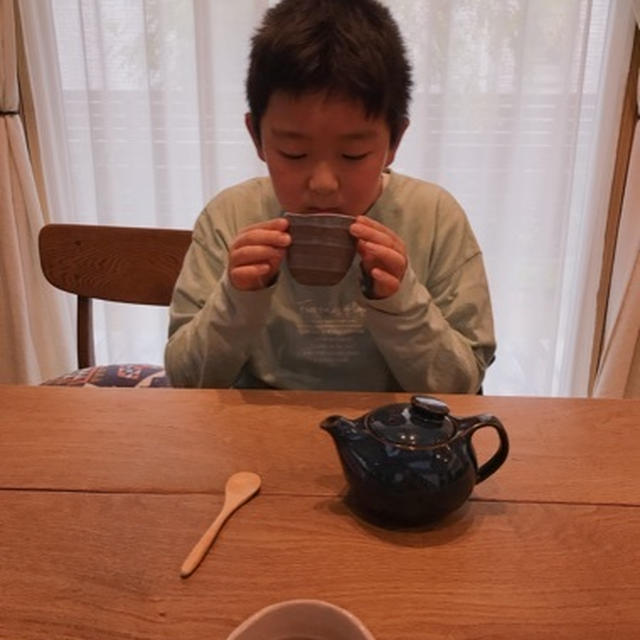 長男が淹れてくれたお茶。和菓子。タコライス。