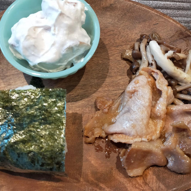 無くなっちゃった｡ﾟ(ﾟ´Д｀ﾟ)ﾟ｡とりあえずおにぎりの朝ごはん