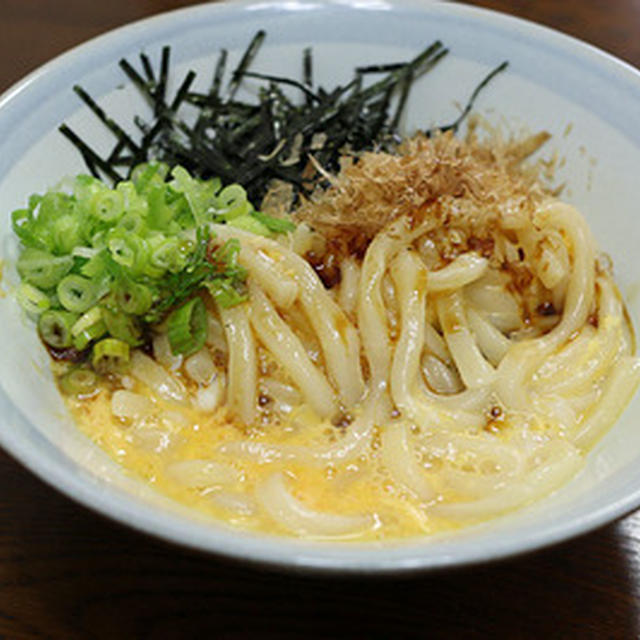 玉子かけご飯と同じ薬味で「釜玉うどん」