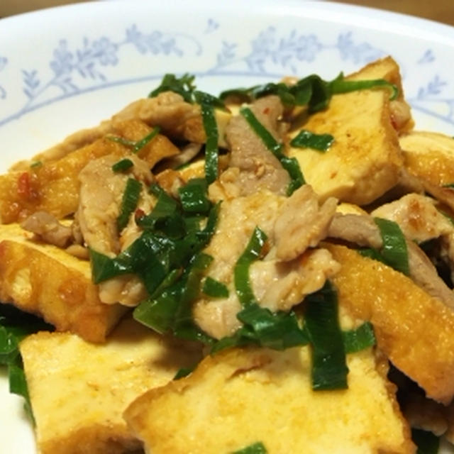 泥ネギの青い葉を入れて厚揚げとコチュジャン炒め♪
