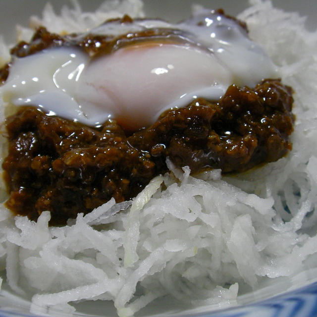 うまみ肉味噌風の大根サラダ 温泉たまごのせ