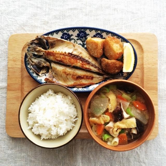 4月21日の朝ごはん。調理時間25分アジの干物、よくねたいものから揚げ、具沢山みそ汁。
