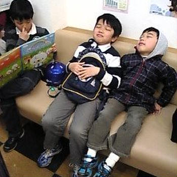 タイトル：「電車の中で寝る人」
