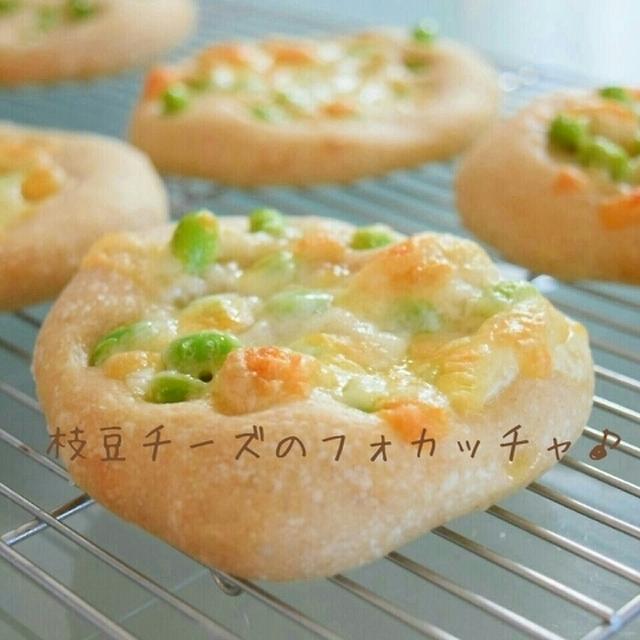 枝豆チーズフォカッチャと雪だるま白パン♪