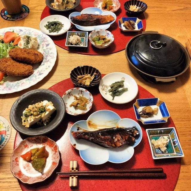芹ごはん、さつまいもバターしょうゆ焼き、鰤照り焼き、コロッケサラダ添えに小鉢7品で晩酌