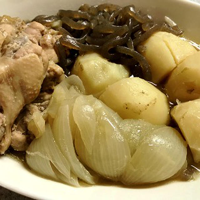 鶏手羽元とじゃが芋の煮物＆庭の万両♪