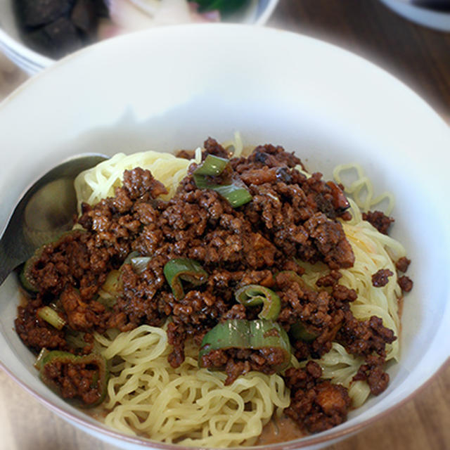 汁なし担々麺とちぎりパンの日